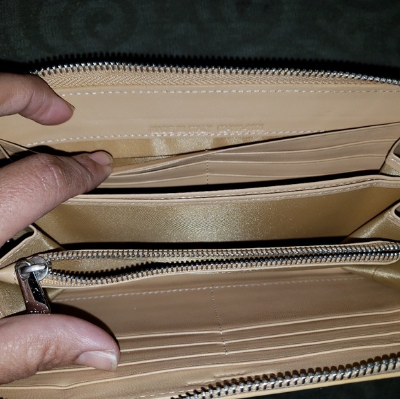 Christian Dior Almond Patented Leather Zip Around - Picture 4 of 8